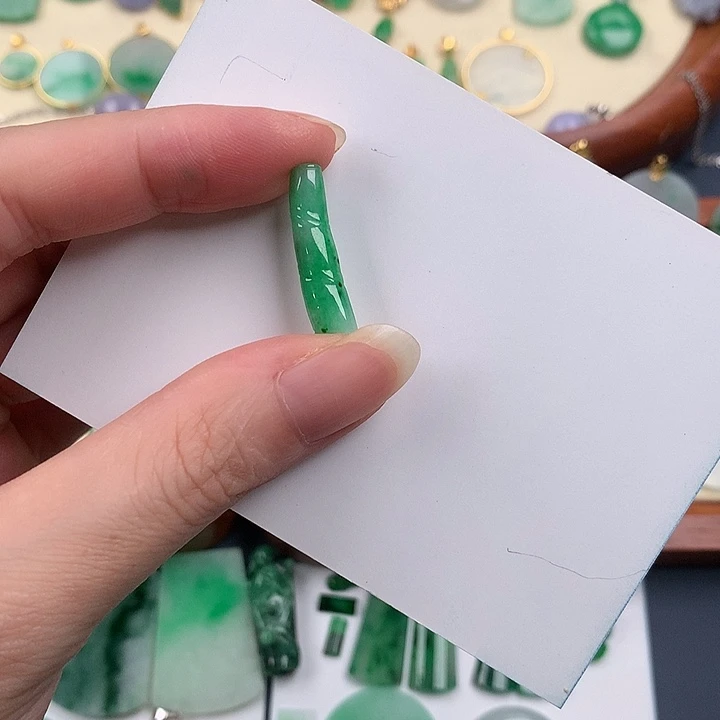 翡翠18K金镶嵌颈饰8743367788