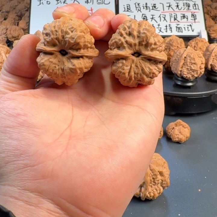 狼***騰吊坠文玩核桃蛤蟆的眼睛是真的好看啊我的天啊