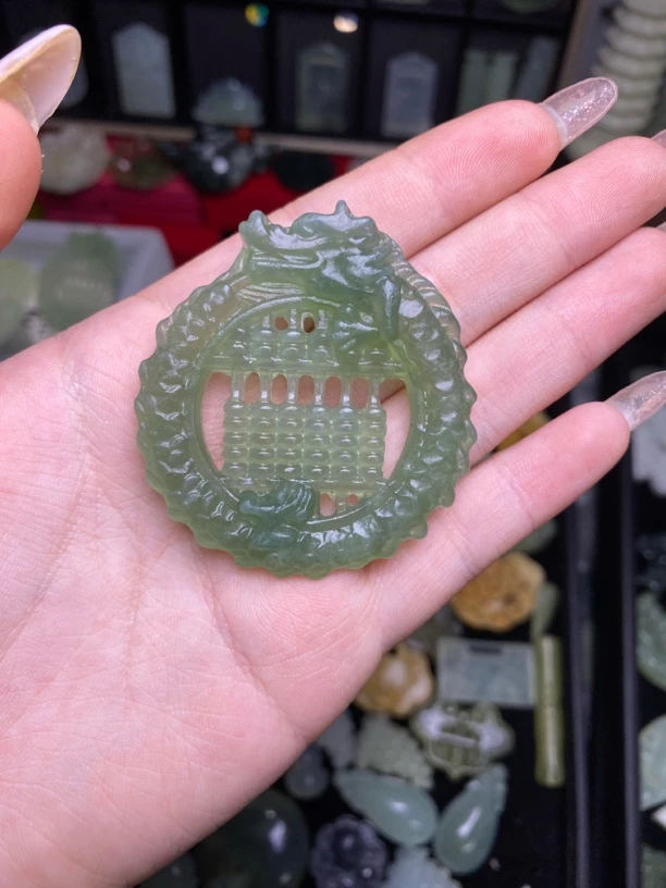 2025年新款天然岫玉龙算盘吊坠招财精美