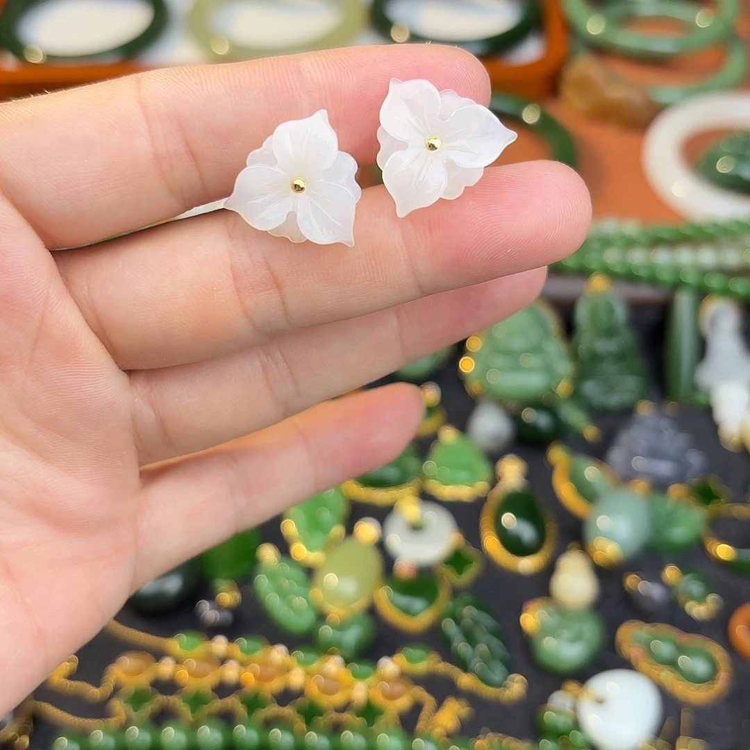 颈饰18K金镶嵌和田玉