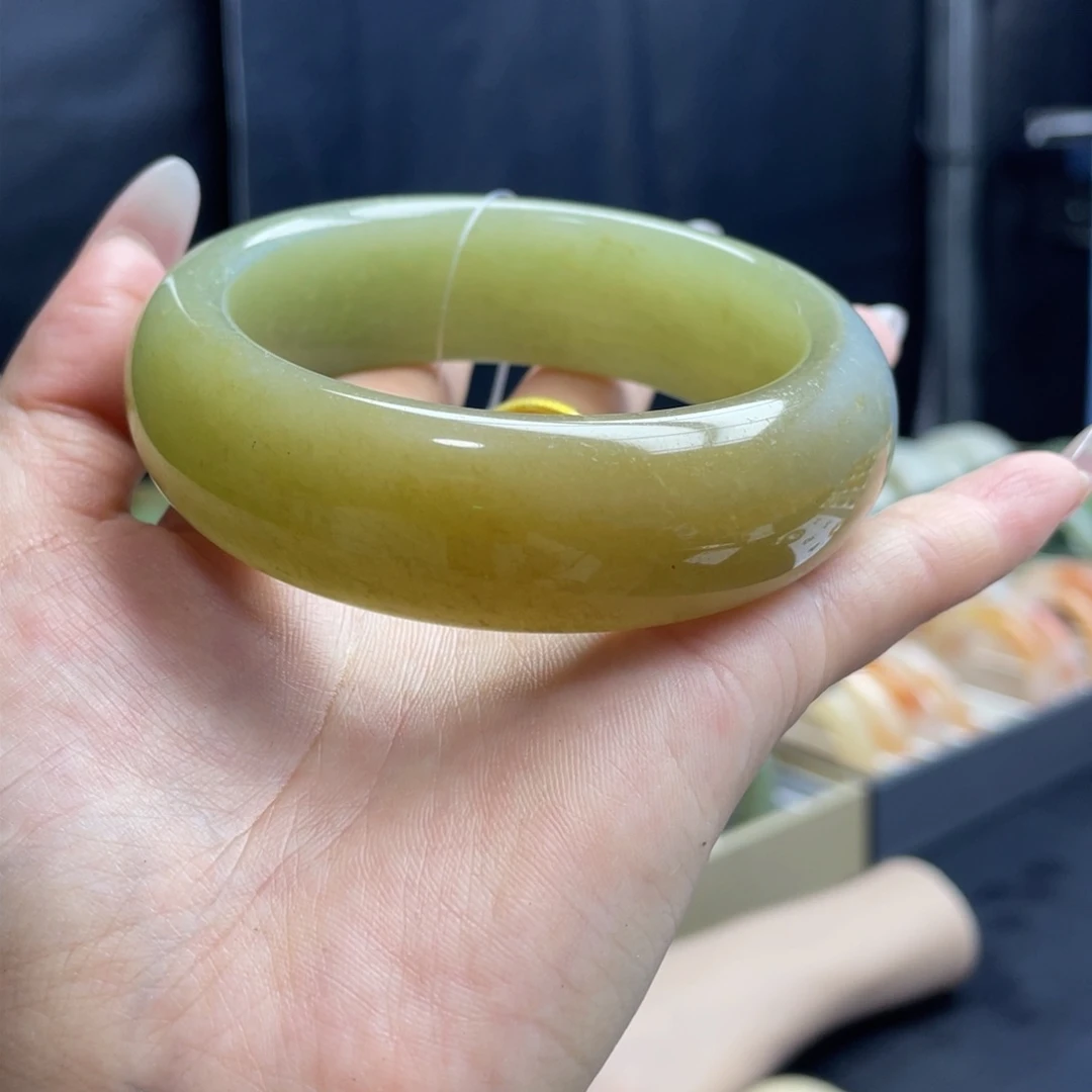 未镶嵌手镯石英岩玉三*