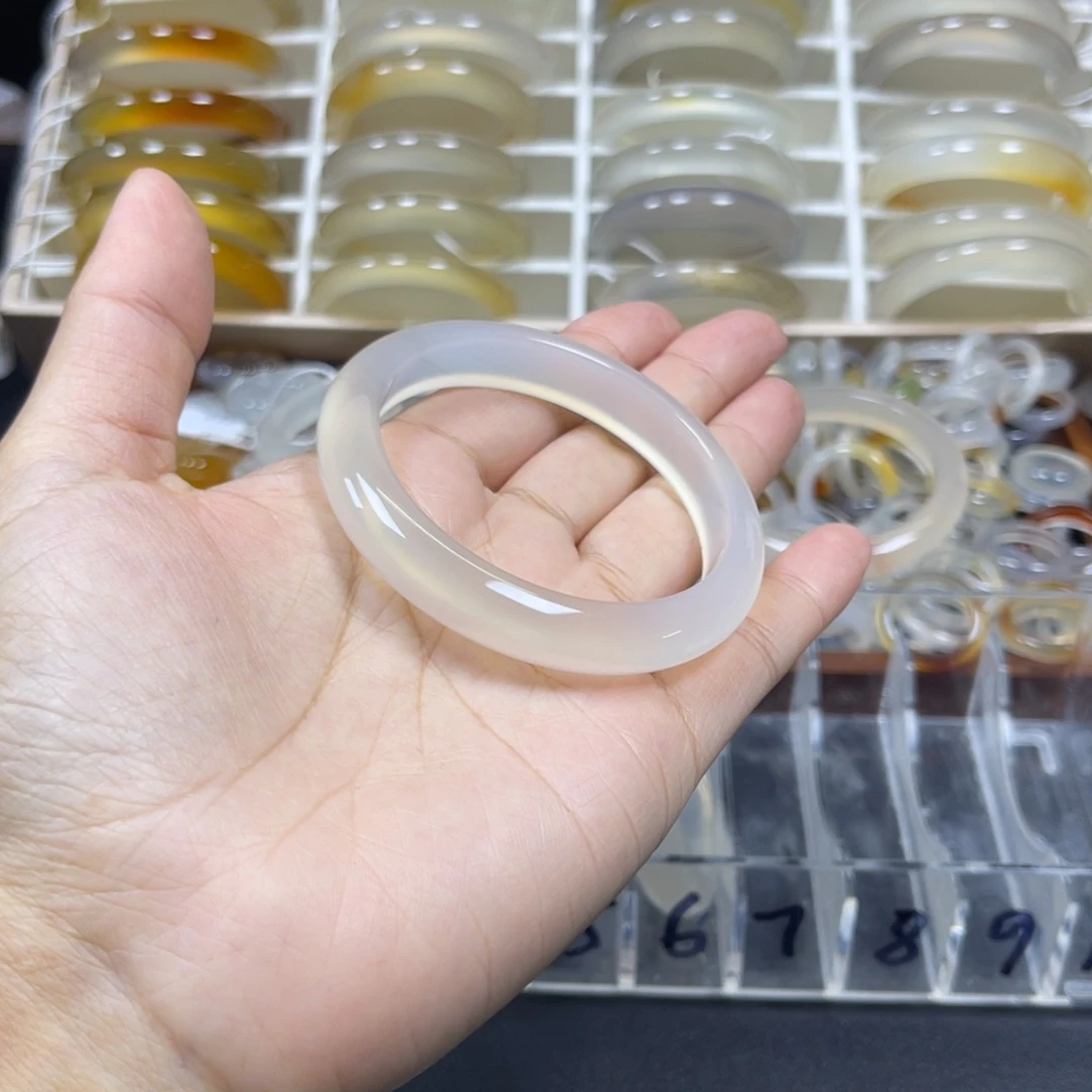 王***默玛瑙/玉髓未镶嵌手镯