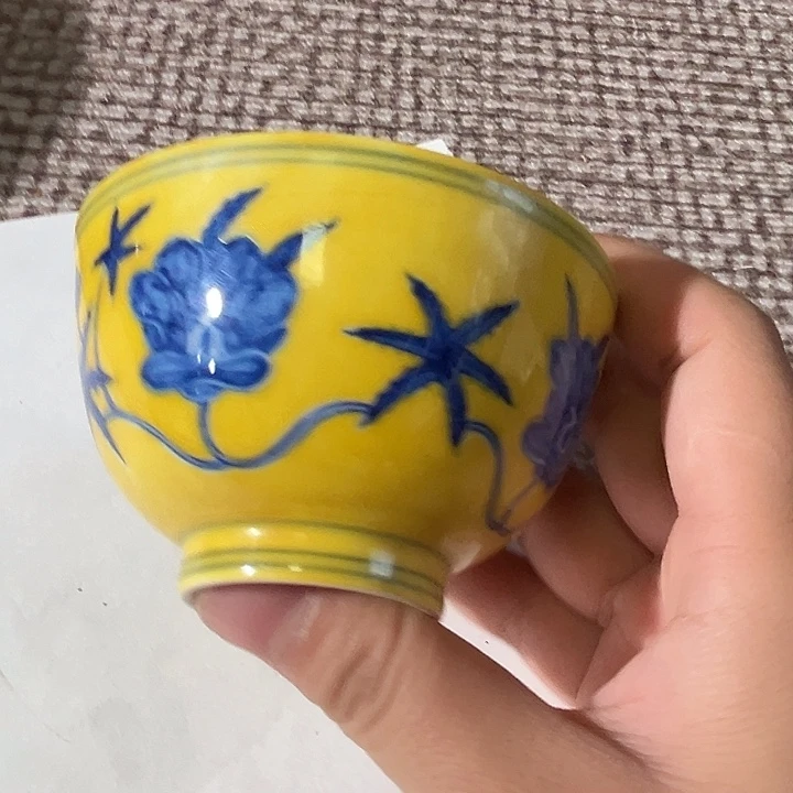 黄地青花缠枝秋葵纹茶碗