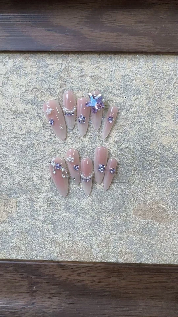 优雅光影——施华洛世奇钻精致手工穿戴甲美甲