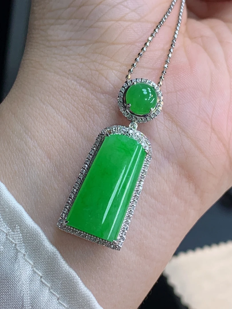 纯天然缅甸A货18k满阳绿无事牌整体尺寸36.5*14.5*10mm