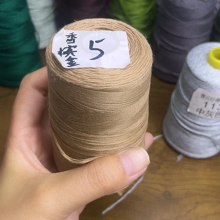 三团香槟金色的，