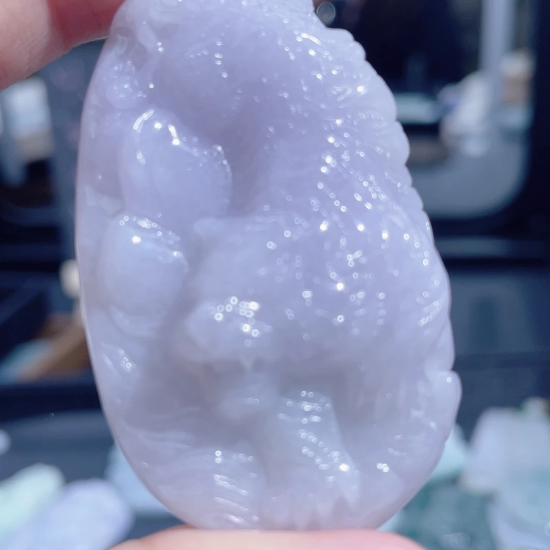 翡翠未镶嵌颈饰下山虎