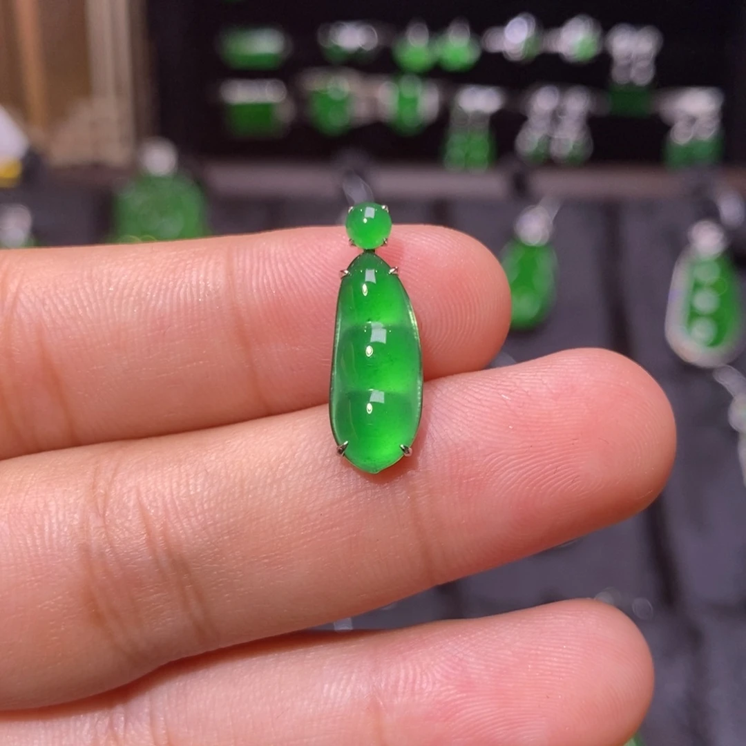 颈饰18K金镶嵌翡翠天然翡翠