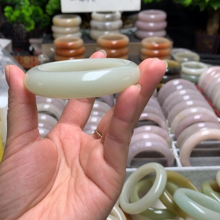 石英质玉（佘太翠）未镶嵌手镯52.5