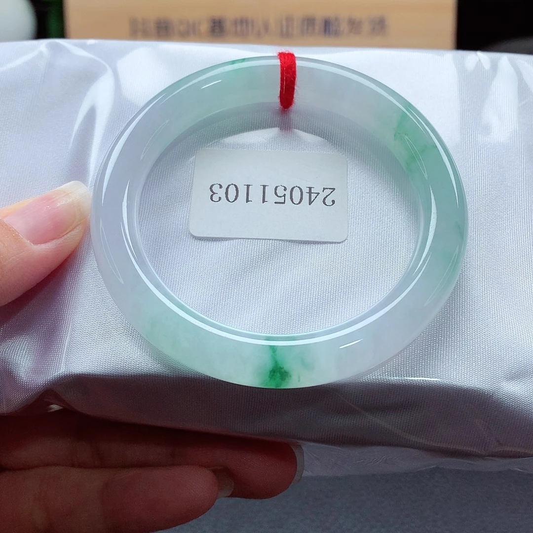 未镶嵌手镯（圆镯）翡翠85号，温婉优雅