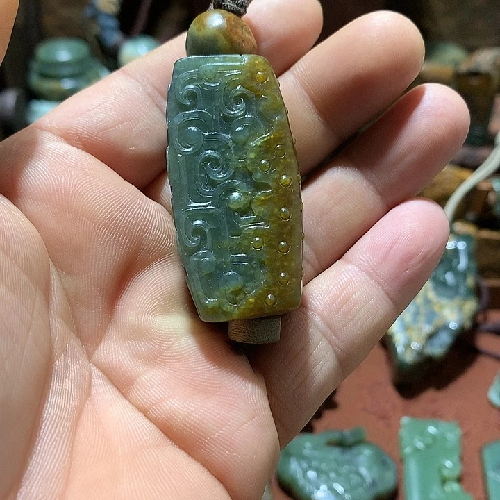 未镶嵌岫岩河磨玉（透闪石质玉）挂件