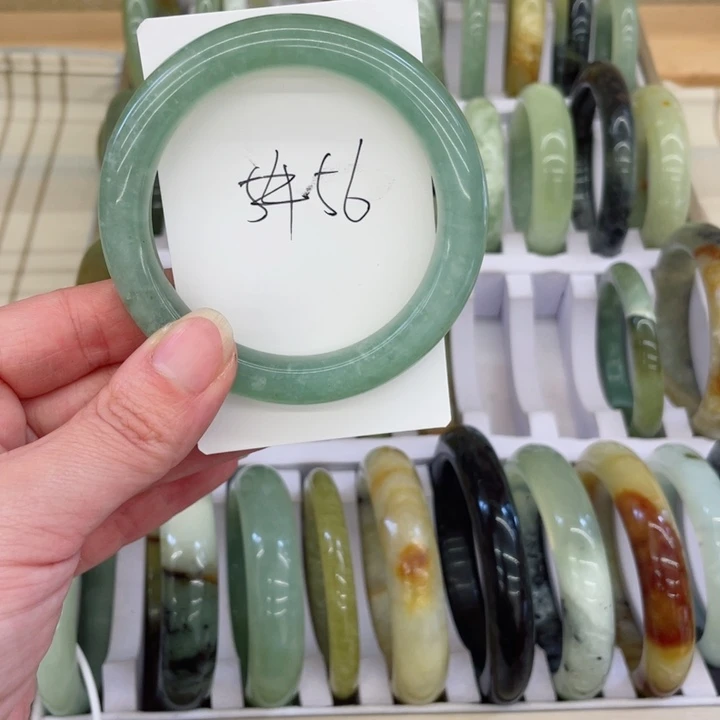 蛇纹石玉手镯未镶嵌扣****）