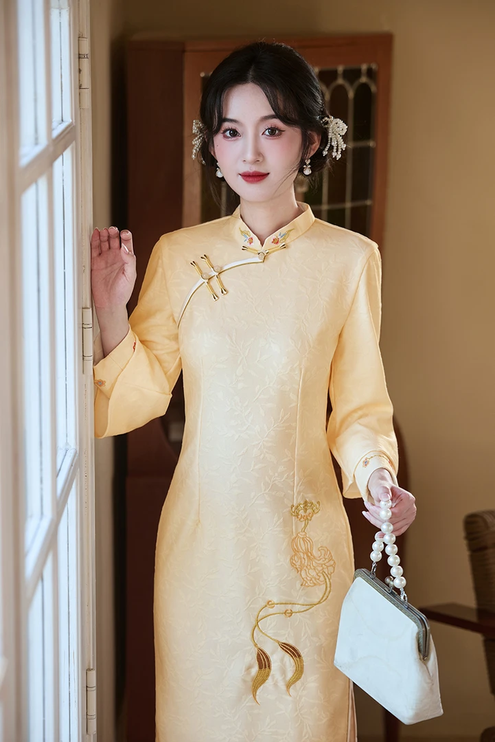 改良旗袍黄色2025新款年轻少女气质秋季中式高端连衣裙日常修身