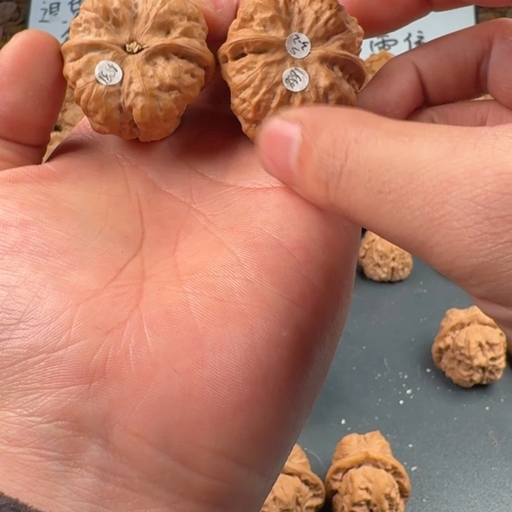 c***n文玩核桃吊坠蛤蟆的眼睛是真的好看啊我