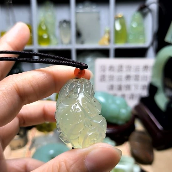 蛇纹石玉未镶嵌颈饰