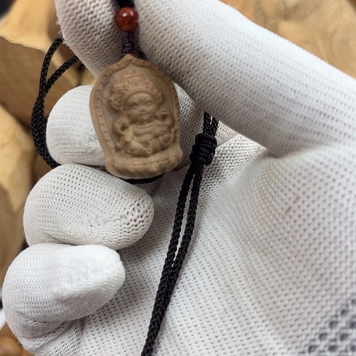 非洲檀香无事牌老山檀香吊坠黄财神