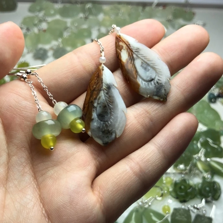 蛇纹石玉耳饰合金