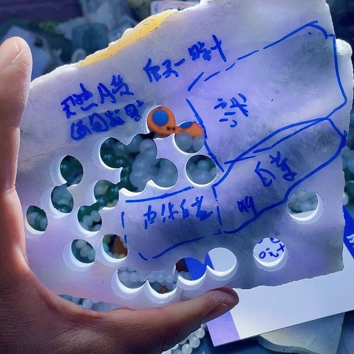 翡翠颈饰未镶嵌心**生翡翠