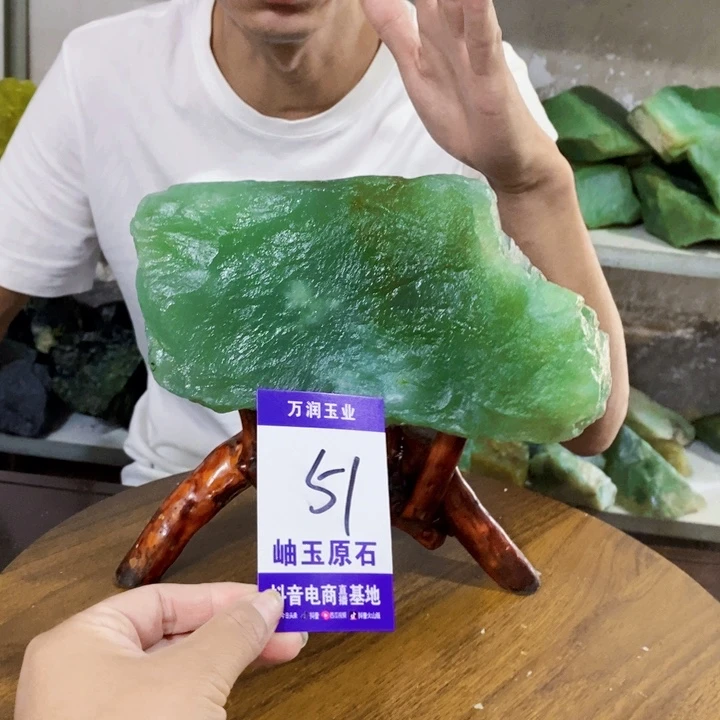 身***。未镶嵌蛇纹石玉原石