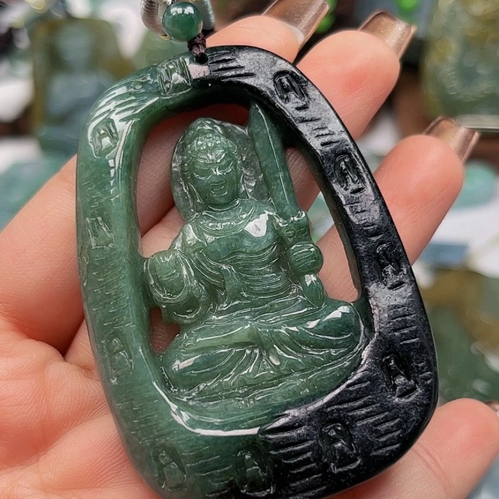 与***进翡翠未镶嵌颈饰挂件