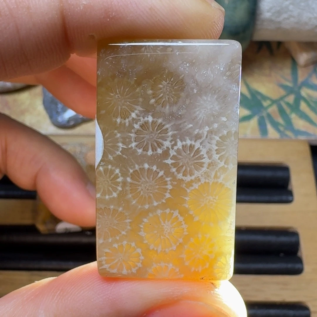 硅化玉灯美人 飞镖花纹未镶嵌