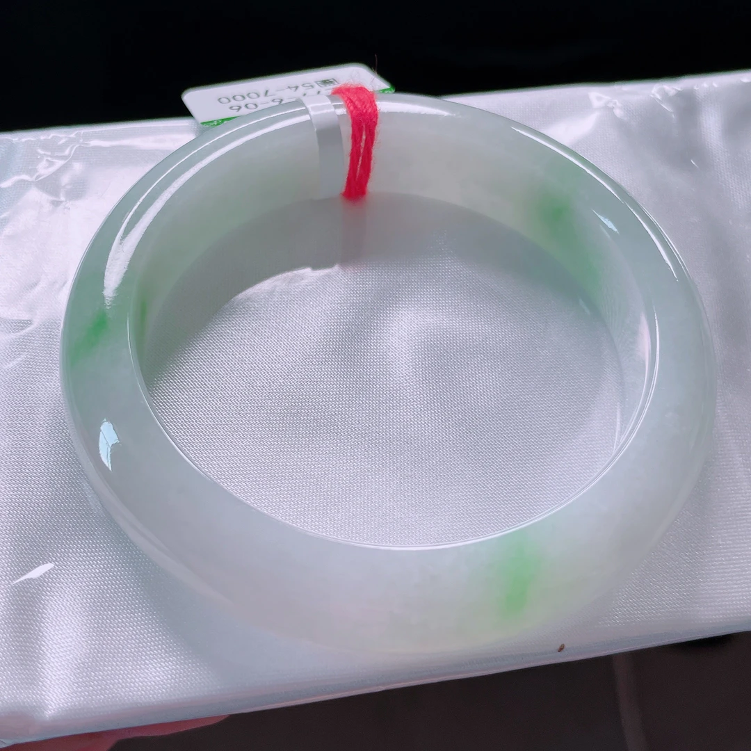 天然缅甸A货翡翠53-54圈口糯冰白底青水润起冰化胶细腻优雅正圈