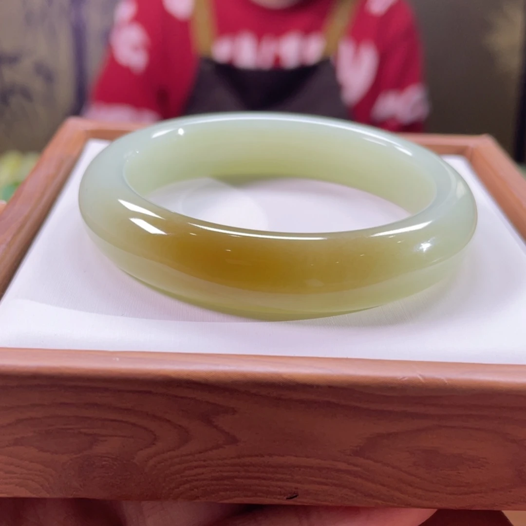 和田玉未镶嵌手镯52圈