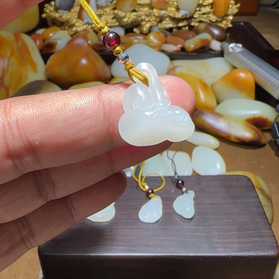 火***人和田玉（白玉）未镶嵌颈饰