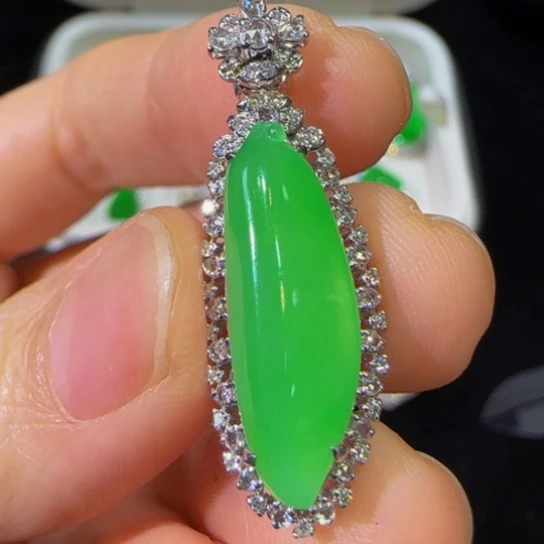 翡翠18K金镶嵌颈饰翡翠瓜吊坠