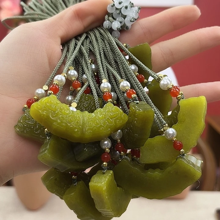 蛇纹石玉未镶嵌颈饰玉横发其一