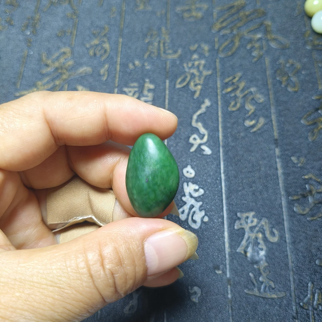7.4克天然和田玉碧玉随形原石无打孔 有棉裂纹黑点 慎拍 27*17*11