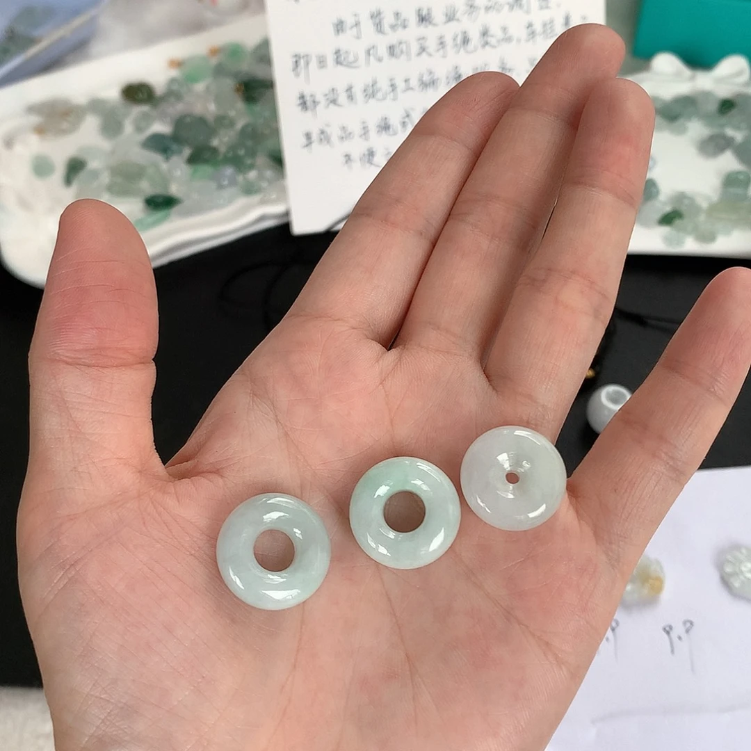 翡翠未镶嵌颈饰西****?一起