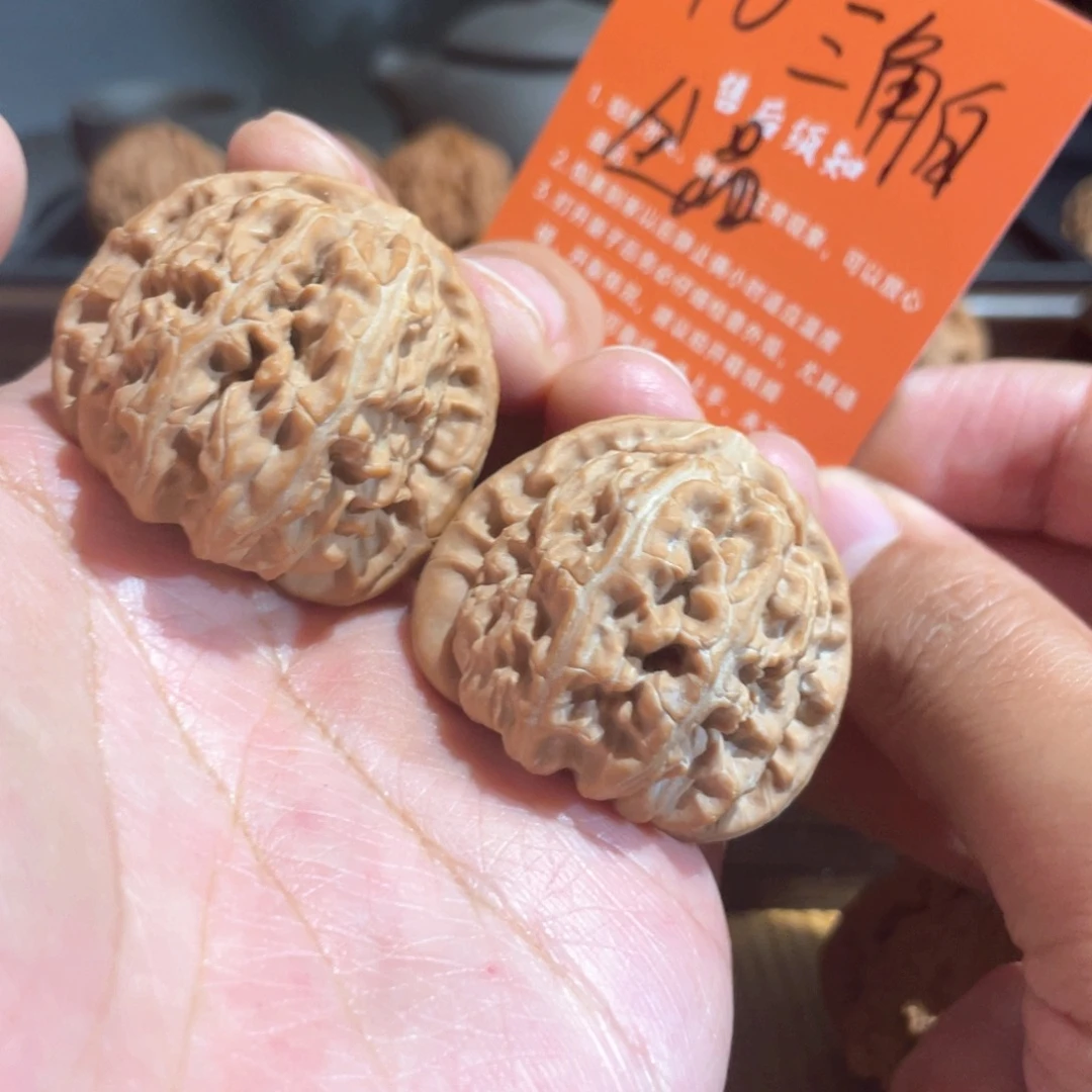 嘿***嘿文玩核桃吊坠40三角白全品
