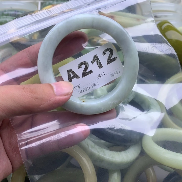 伊***莲未镶嵌蛇纹石玉手镯