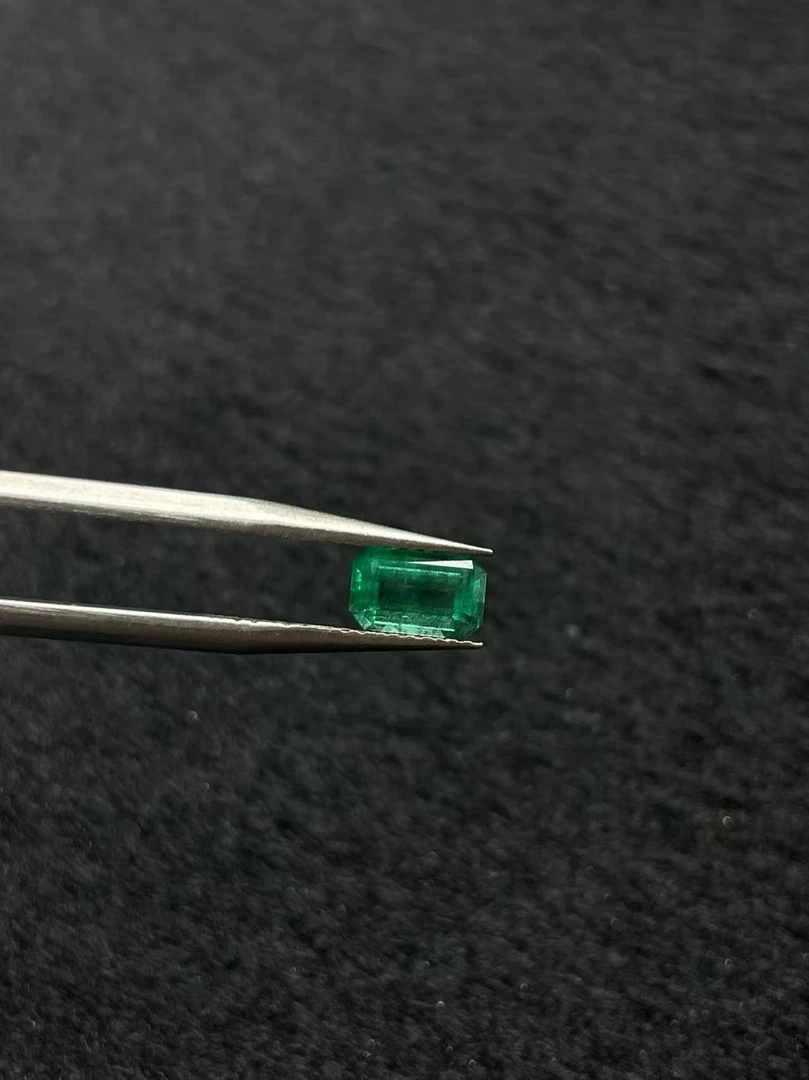 0.96CT天然微油祖母绿裸石颜色浓郁晶体好