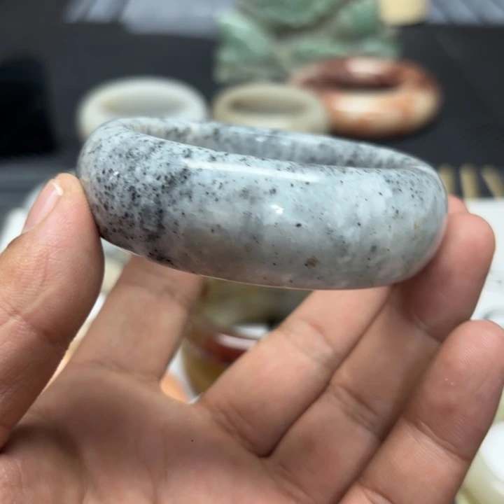 王***头石英岩玉合金颈饰