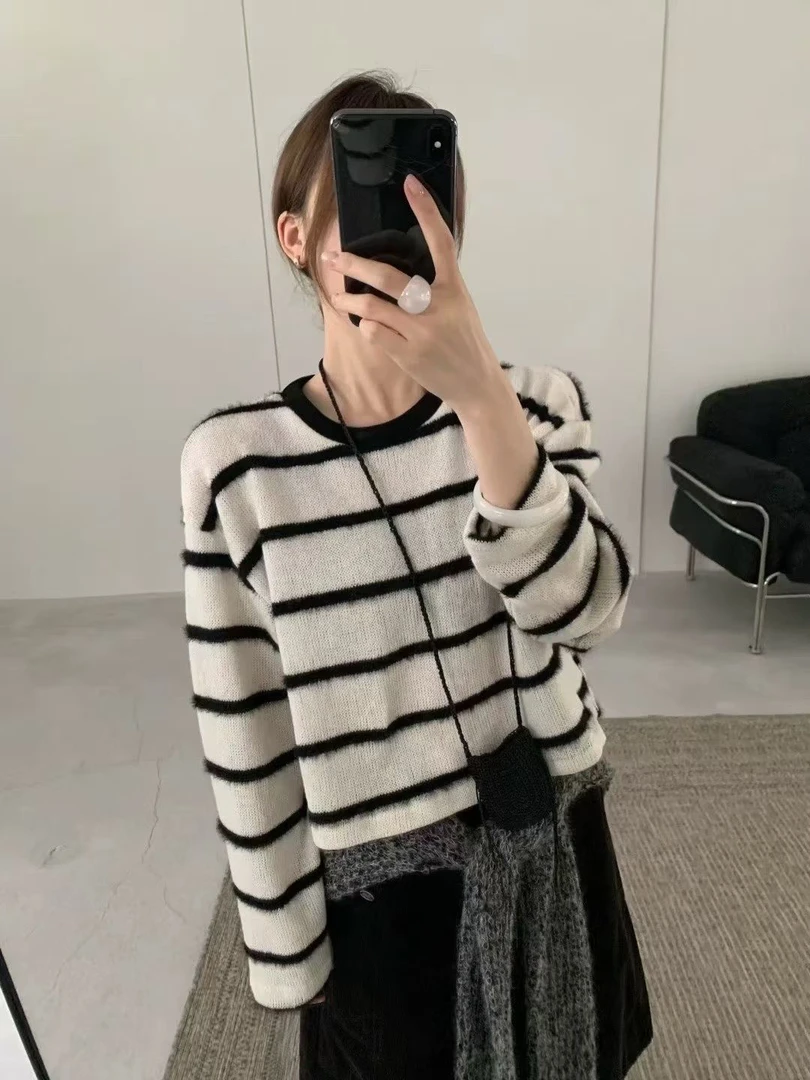 时尚条纹长袖女秋季圆领针织衫女短款套头显瘦早秋打底衫上衣
