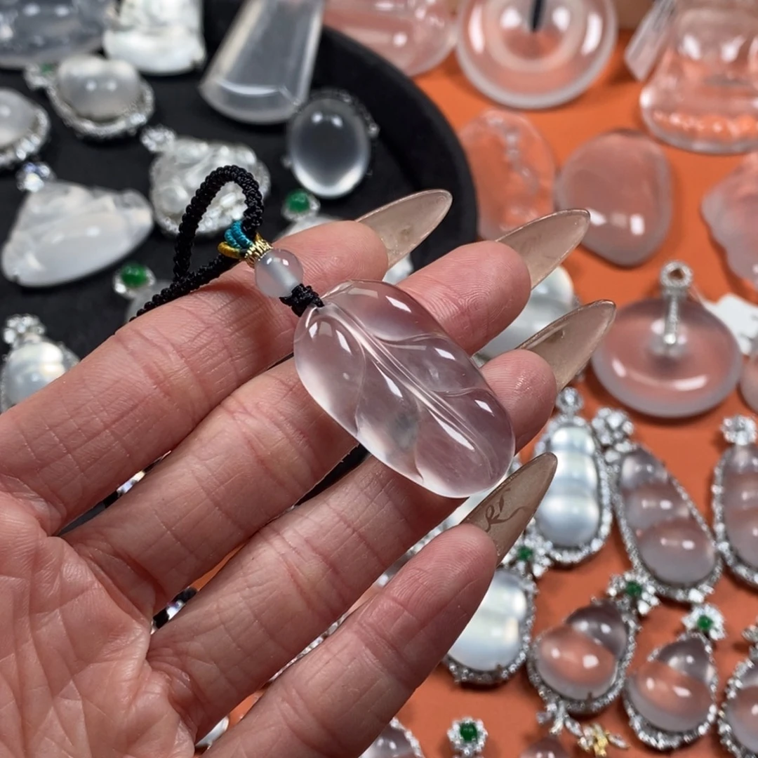 石英质玉未镶嵌颈饰大叶子