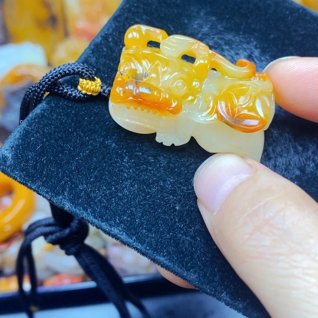 未镶嵌石英质玉（黄龙玉）颈饰