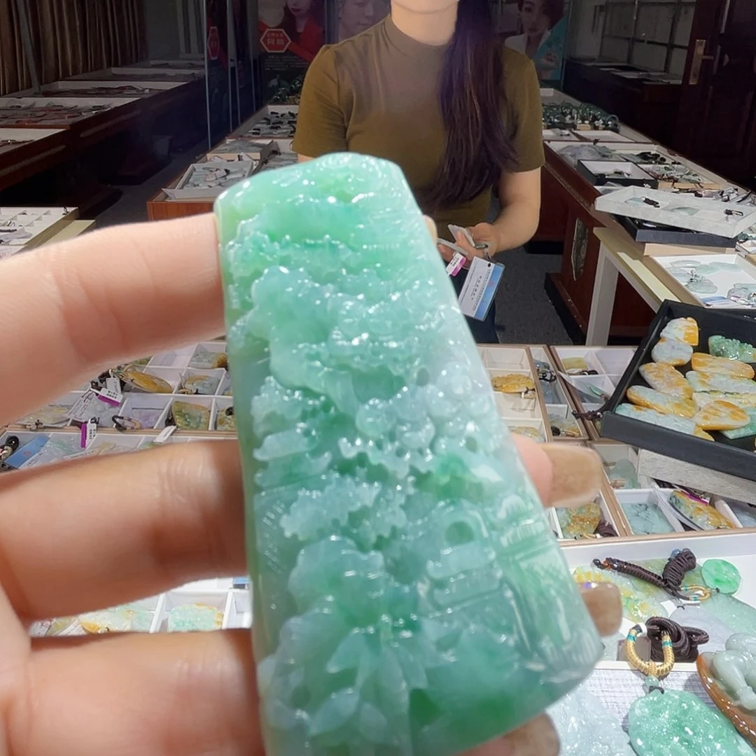 翡翠未镶嵌颈饰一