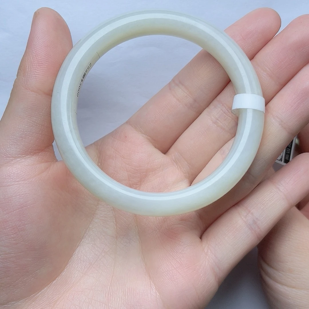 和田玉手镯56圈口。k k 未镶嵌