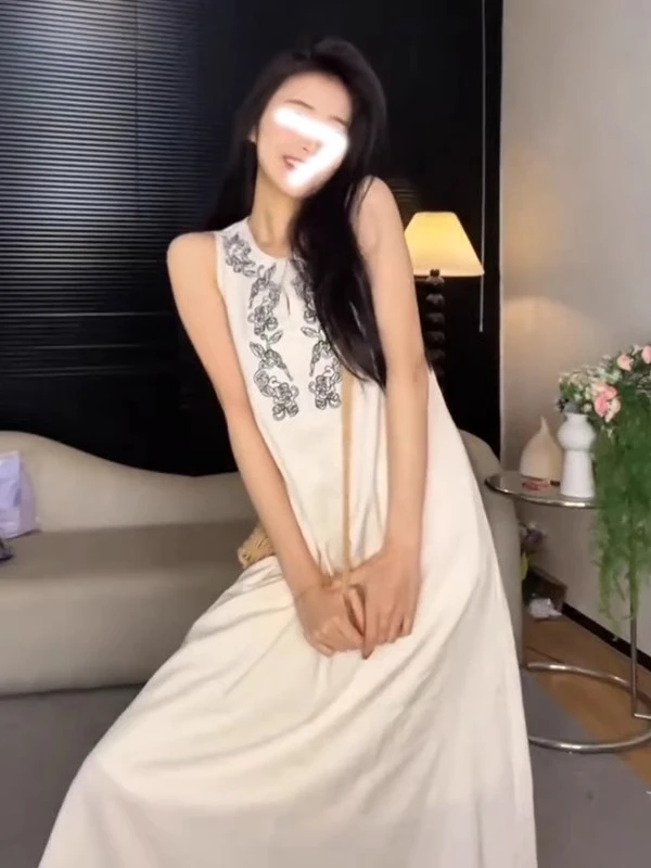 设计感夏季度假风长裙女2025年新款宽松百搭海边小V领显瘦连衣裙