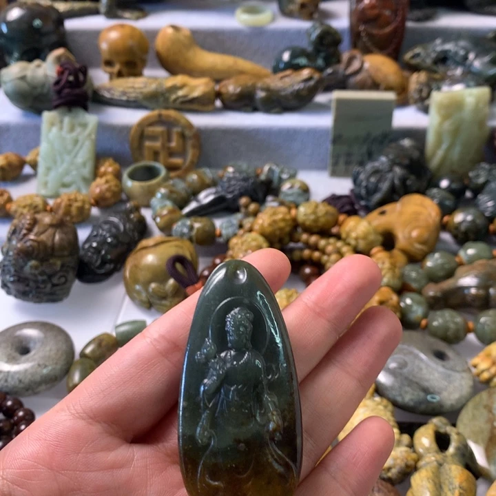 未镶嵌岫岩河磨玉（透闪石质玉）把件