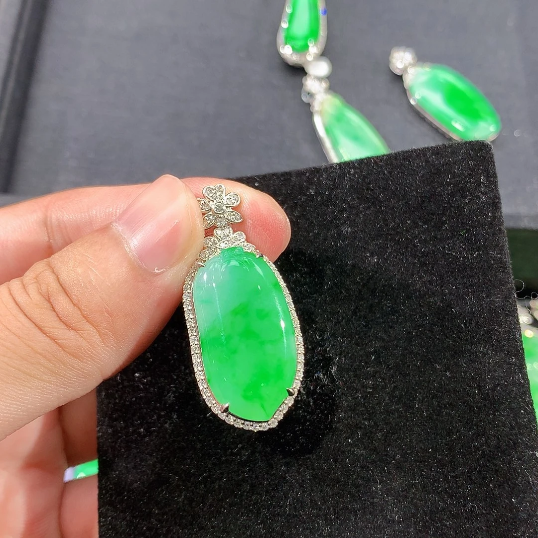 郑***部翡翠18K金镶嵌颈饰