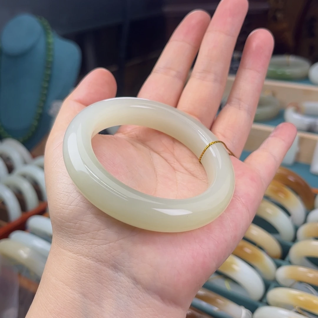 和田玉未镶嵌手镯