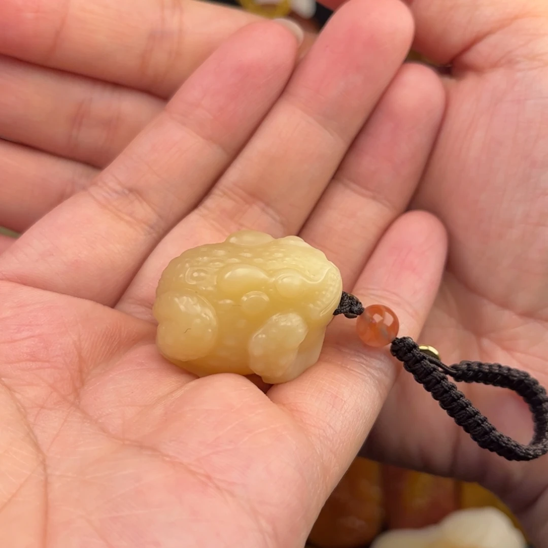 爱***机石英质玉未镶嵌黄蜡石挂件