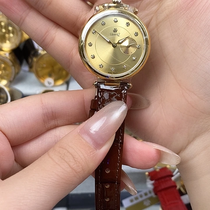 小牛皮锻造碳石英机芯女款黄金腕表32mm