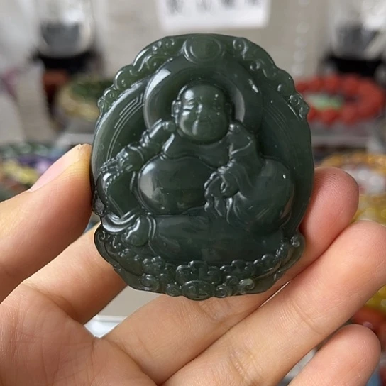 和田玉未镶嵌颈饰矿坑