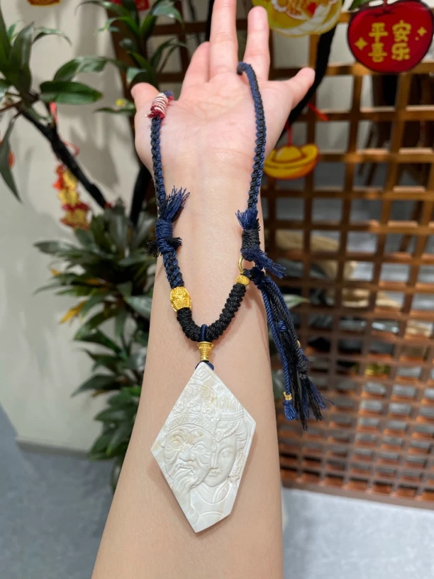 瓷白蜜蜡扎基拉姆吊坠