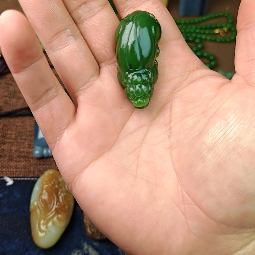 随***吧和田玉未镶嵌颈饰